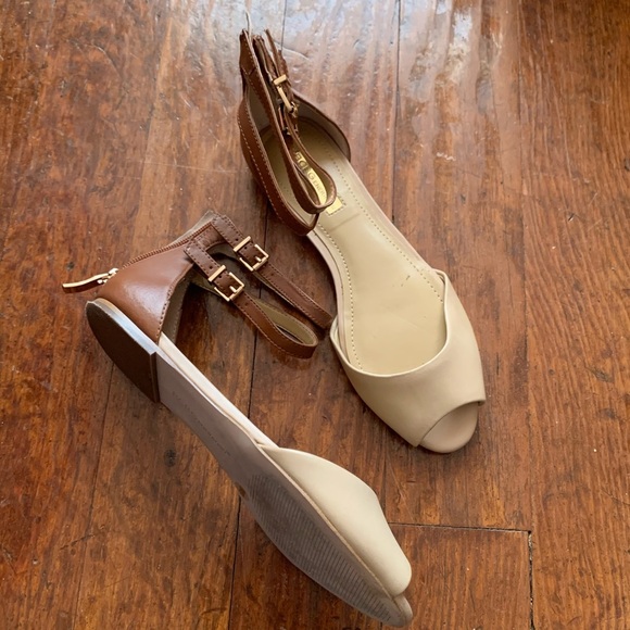 BCBG Kaelen Leather Nude & Cognac Peeptoe Ankle Strap Flats Size 5.5 EUC - Picture 2 of 7